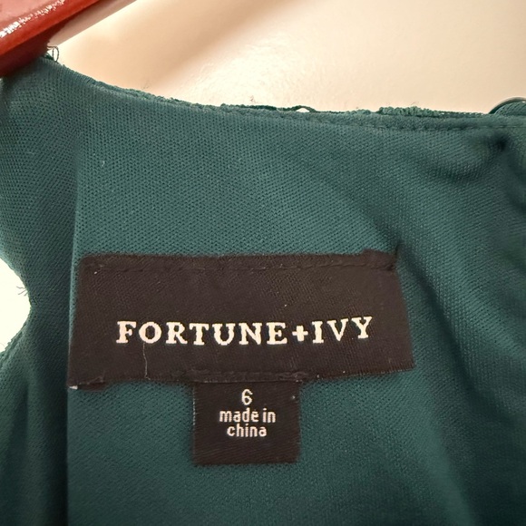 Elegant Green Lace Dress - Picture 4 of 4